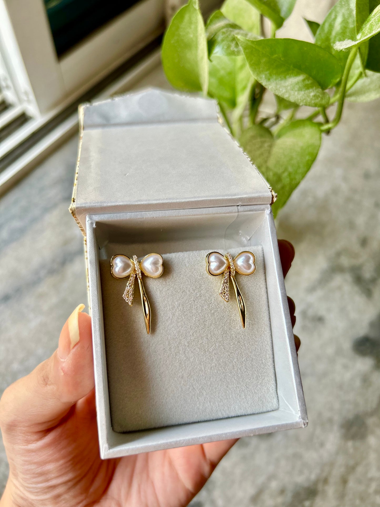 Pearl & Diamond Bow stunners