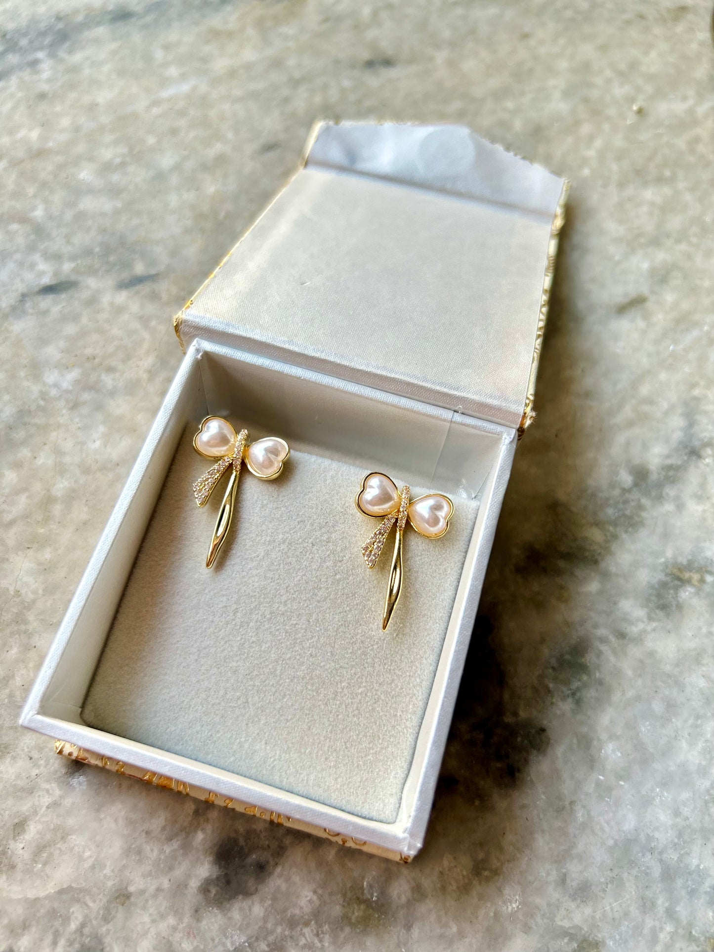 Pearl & Diamond Bow stunners